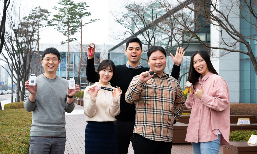 ▲삼성전자 무선사업부 스마트싱스전략그룹 정진홍, 박지모, 장정우, 류한준, 현소라 프로가 ‘갤럭시 스마트태그’를 소개하고 있다. (사진제공=삼성전자 뉴스룸)