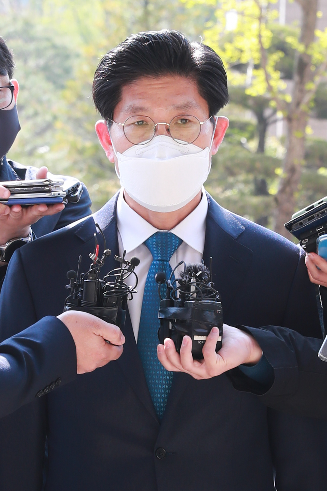 ▲노형욱 국토교통부 장관 후보자가 지난달 19일 정부과천청사 서울지방국토관리청에 마련된 청문회 준비 사무실에 출근하면서 기자들의 질문에 답하고 있다. (사진제공=국토교통부)