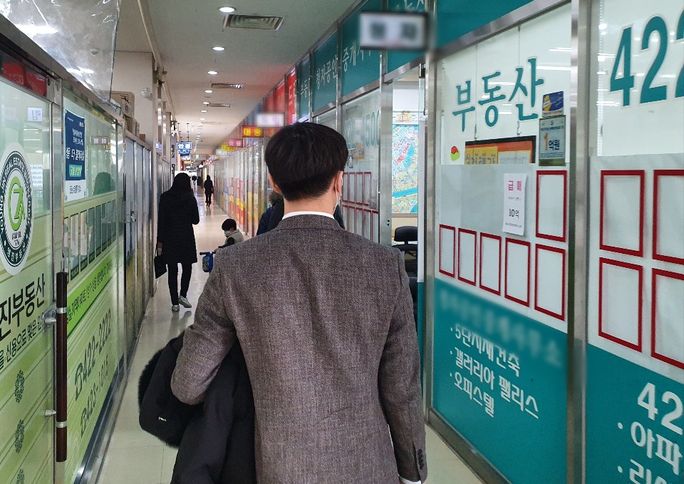 ▲양도소득세 중과 시행이 2주 앞으로 다가왔지만 다주택자들이 버티기에 돌입하면서 정부가 기대했던 급매물이 기대만큼 나오지 않고 있다. 서울의 한 공인중개업소 밀집 상가. (이동욱 기자 toto@)
