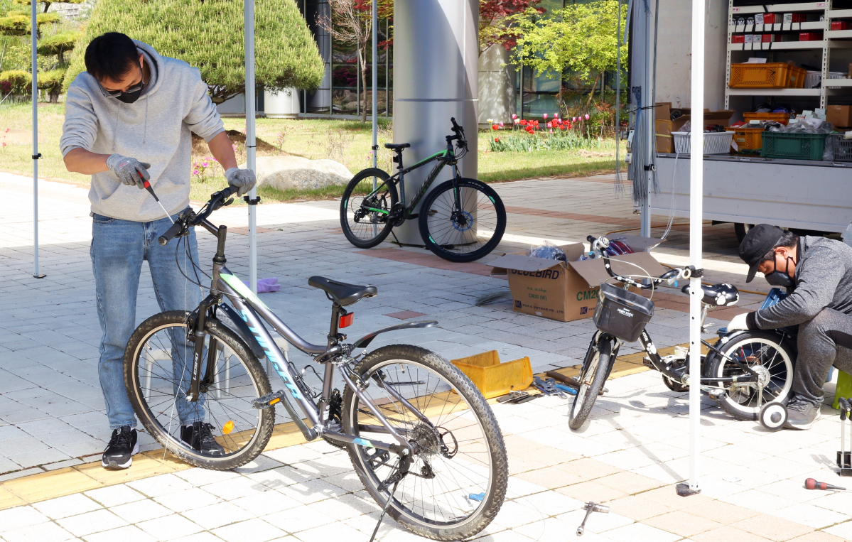▲한국국토정보공사(LX) 광장에서 진행된 지구두바퀴 자전거 무료 수리 행사에서 시민들이 무료 수리를 받고 있다. (사진제공=한국국토정보공사(LX))