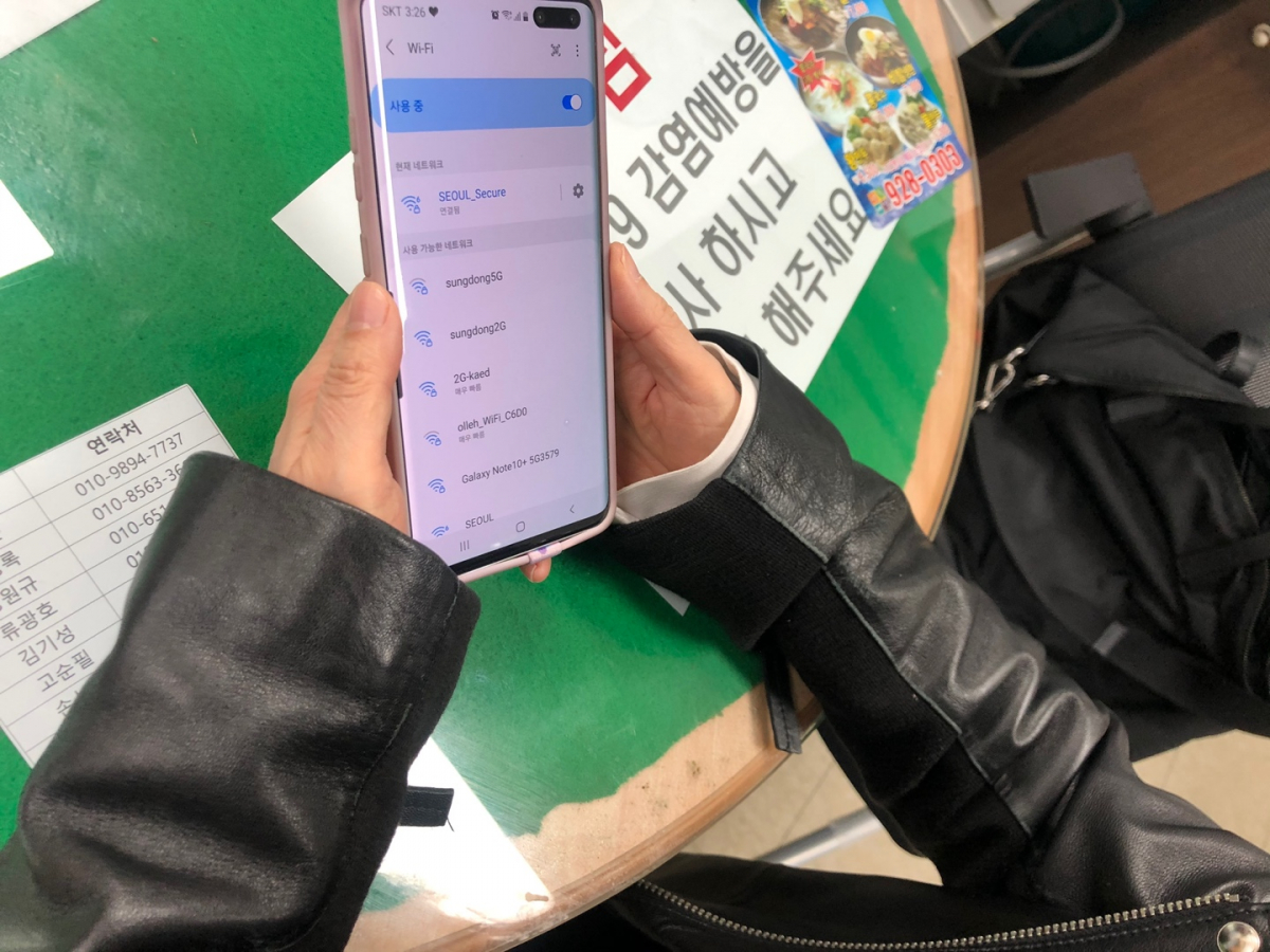 ▲성동구장애인생활회관에서 만난 이주은 씨가  SEOUL_Secure 까치온에 연결하고 있다. (홍인석 기자 mystic@)