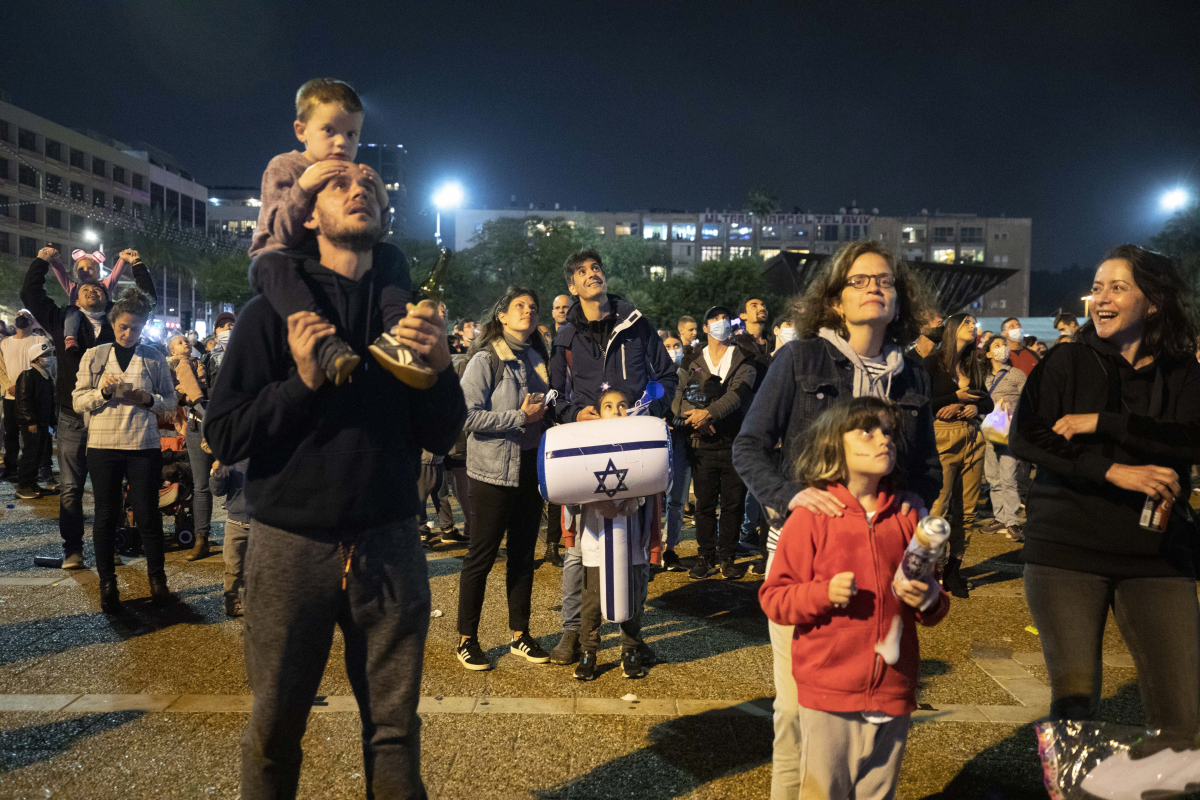 ▲15일 이스라엘 텔아비브에서 이스라엘 독립 73주년을 축하하는 불꽃 쇼가 열려 시민들이 이를 감상하고 있다. 이스라엘 정부는 성공적인 코로나19 백신 접종에 따른 효과로 올해 독립기념일 행사를 치를 수 있었다고 밝혔다.  (AP/뉴시스)