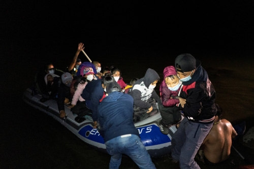 ▲미국-멕시코 국경 리우그란데 강을 건넌 난민들이 보트에서 내리고 있다. 멕시코시티/로이터연합뉴스
