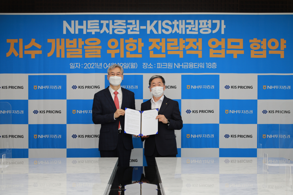 ▲NH투자증권은 19일 여의도 NH투자증권 파크원 신사옥에서 KIS채권평가와 ‘전략적 지수사업 제휴 협약(MOU)’을 체결했다. (왼쪽부터) KIS채권평가 윤기 대표와 NH투자증권 정용석 부사장이 업무협약 기념촬영을 하고 있다. (출처=NH투자증권)
