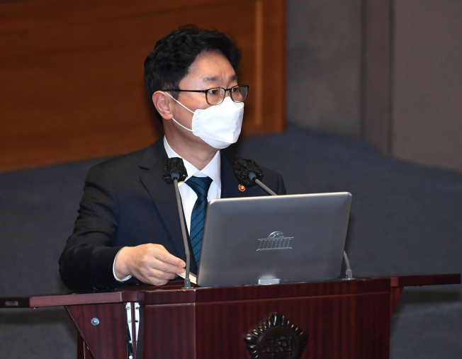▲박범계 법무부 장관이 19일 오후 서울 여의도 국회 본회의장에서 열린 정치·외교·통일·안보 분야 대정부질문에서 더불어민주당 김영호 의원의 질의에 답하고 있다. (연합뉴스)