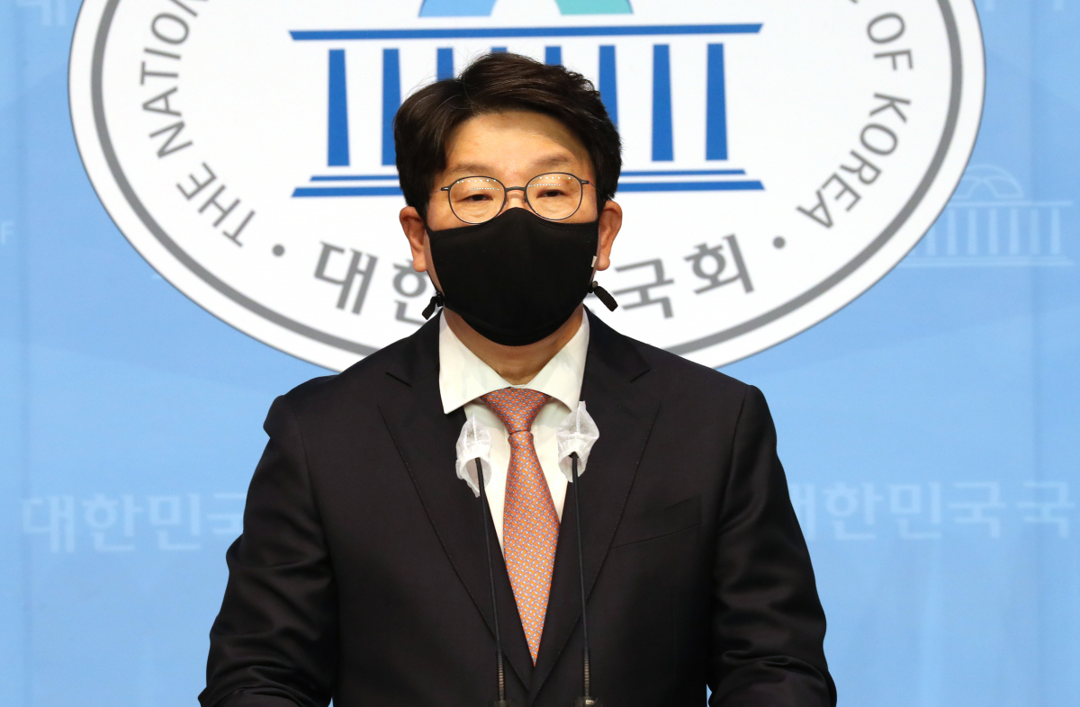 ▲권성동 국민의힘 의원이 19일 서울 여의도 국회 소통관에서 기자회견을 열고 원내대표 경선 출마를 선언하고 있다. (연합뉴스)