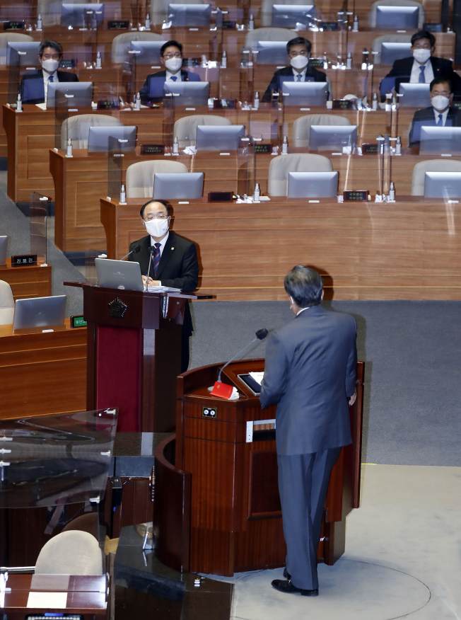▲홍남기 국무총리 직무대행이 19일 서울 여의도 국회 본회의에서 진행된 정치·외교·통일·안보 분야 대정부질문에서 국민의힘 정진석 의원의 질문에 답변하고 있다.  (연합뉴스)