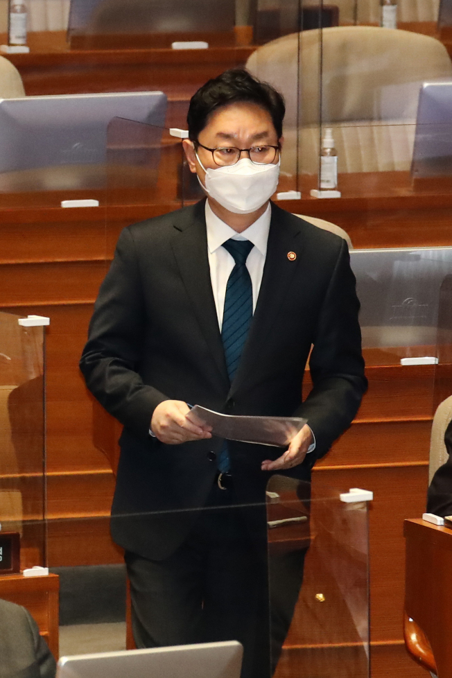 ▲박범계 법무부 장관이 19일 서울 여의도 국회 본회의에서 진행된 정치·외교·통일·안보 분야 대정부질문에서 답변을 위해 단상으로 향하고 있다.     (연합뉴스)