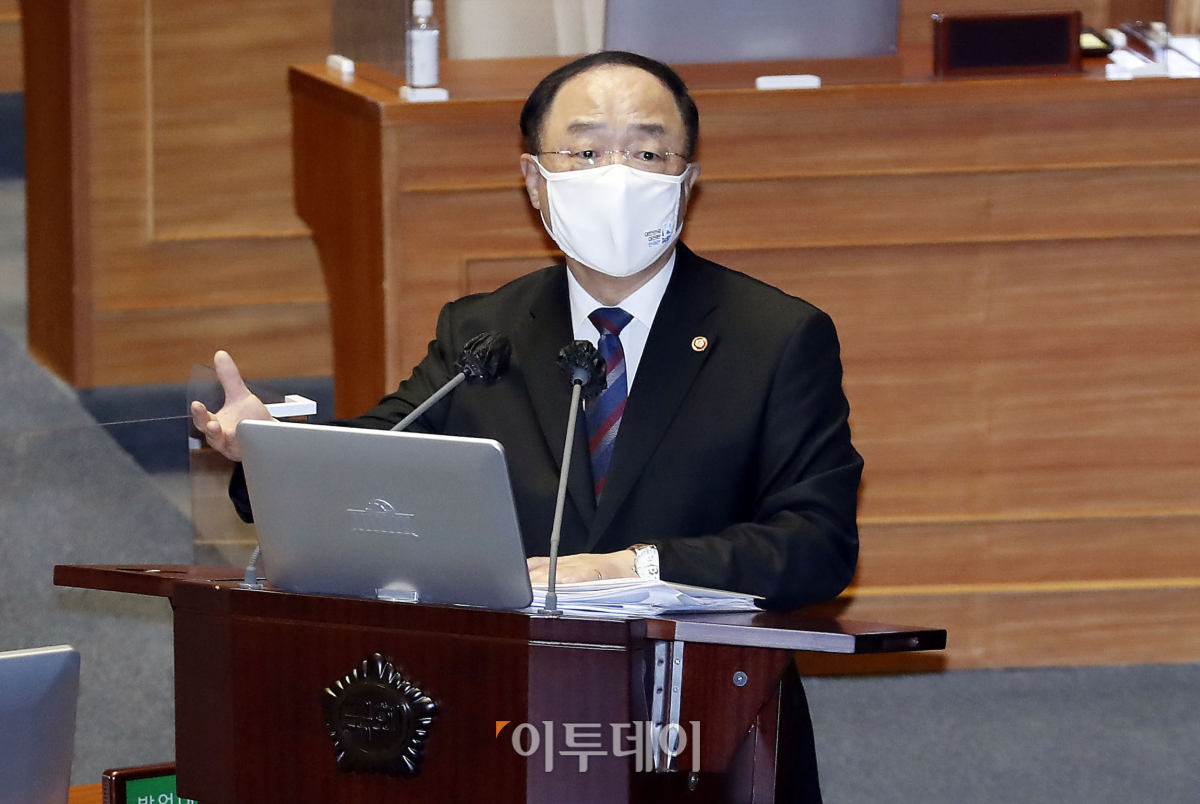 ▲홍남기 국무총리 직무대행 겸 경제부총리는 19일 "부동산 공시가격을 동결하는 게 능사가 아니다"라고 언급했다. (이투데이)