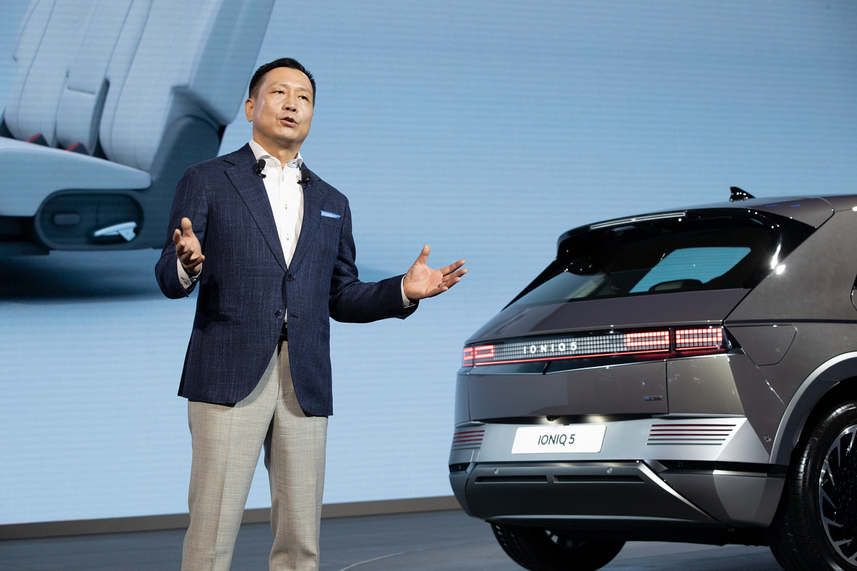 ▲리홍펑 현대차·기아 브랜드 및 판매부문 총괄이 아이오닉 5를 소개하고 있다. (사진제공=현대차)