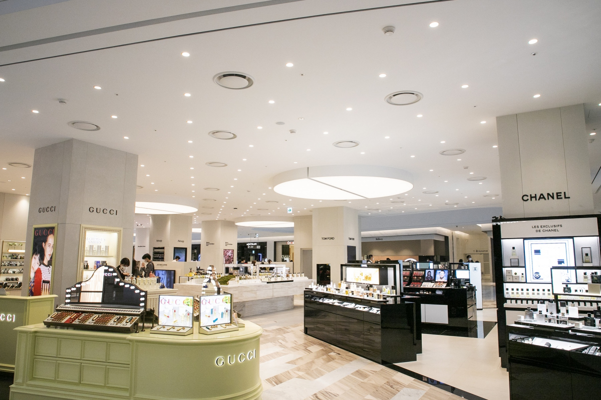 ▲아주산업의 콘크리트 랩(CONCRETE LAB)이 더현대 서울 1층 화장품 매장에 자체적으로 개발한 초고성능 콘크리트 내장재를 적용했다. 사진은 더현대 서울 매장 전경.  (사진제공=아주산업)