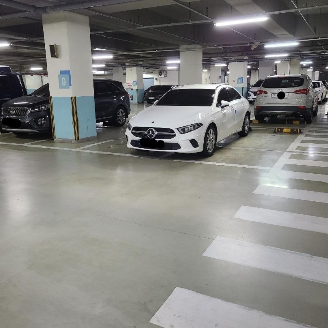 ▲18일 자동차 관련 온라인 커뮤니티 보배드림 게시판에는 지하주차장 두 칸을 차지하고 "차에 손대면 죽을 줄 알라"는 등의 메시지를 남긴 벤츠 A클래스 차량을 비판하는 내용의 글이 올라왔다. (출처=온라인 커뮤니티 '보배드림')