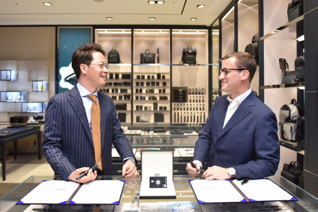 ▲조좌진 롯데카드 대표이사(왼쪽)와 에릭 에더 몽블랑 코리아 지사장(오른쪽)이 20일 롯데백화점 본점 에비뉴엘 몽블랑 매장에서 제휴 협약을 맺고 기념 촬영을 하고 있다. (사진제공=롯데카드)