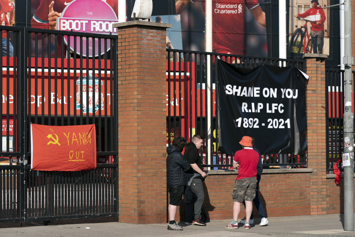 ▲19일(현지시간) 잉글랜드 리버풀 안필드 경기장에 유럽슈퍼리그(ESL) 창설에 반대하는 현수막들이 걸려있다. (리버풀=AP/뉴시스)