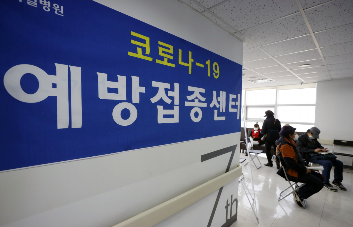 ▲아스트라제네카 백신 접종을 위탁받은 민간 병원이 접종 업무를 시작한 19일 서울 양천구의 한 병원에 안내 간판이 게시돼 있다. (뉴시스)