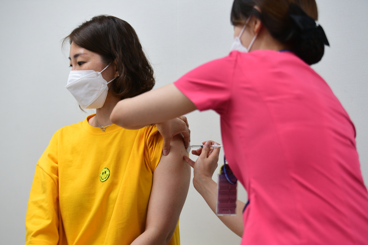 ▲아스트라제네카(AZ) 백신 접종이 일반 병원에서도 시작된 19일 오후 대구 달서구 나사렛종합병원에서 돌봄교사·요양보호사 등의 직업군 관계자가 백신을 접종받고 있다. (연합뉴스)