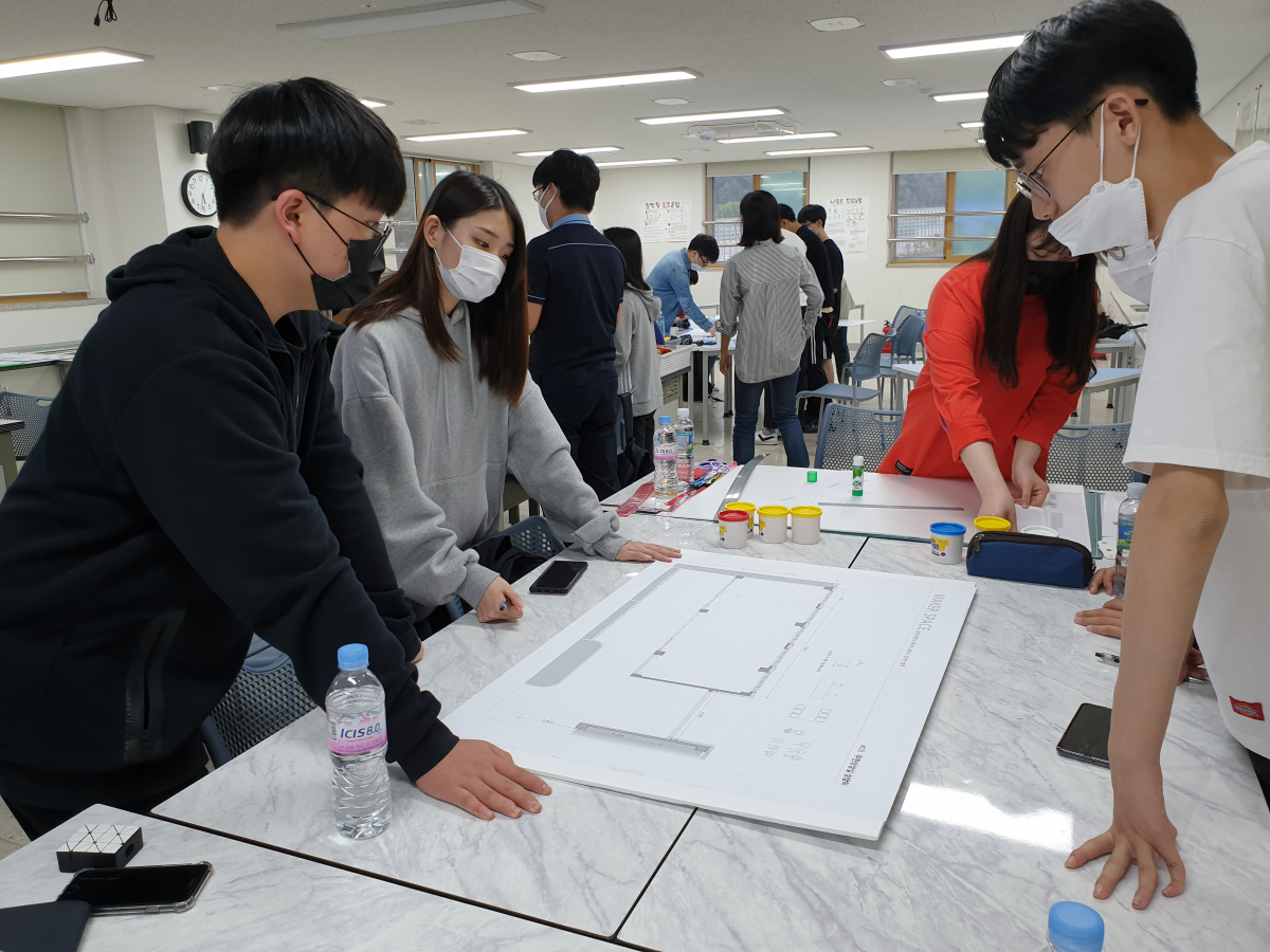 ▲경기 구리 갈매고 학생들이 고교학점제형 공간 조성을 위해 아이디어를 내고 있다. (갈매고)