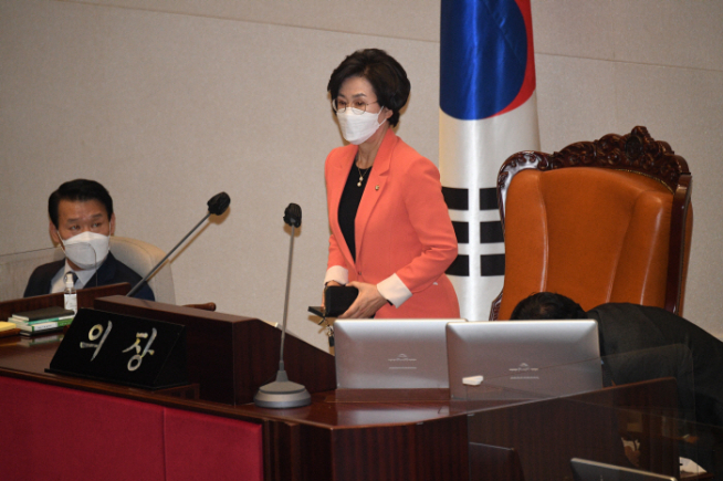 ▲김상희 국회 부의장이 20일 서울 여의도 국회 본회의에서 진행된 경제분야 대정부질문에서 사회를 위해 의장석에 앉고 있다. (연합뉴스)