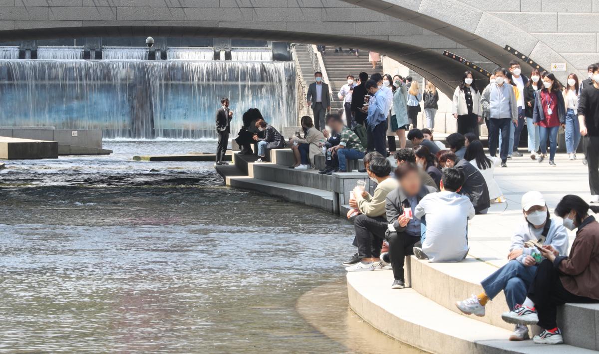 ▲서울 종로구 청계천을 찾은 시민들이 완연한 봄을 즐기고 있다.