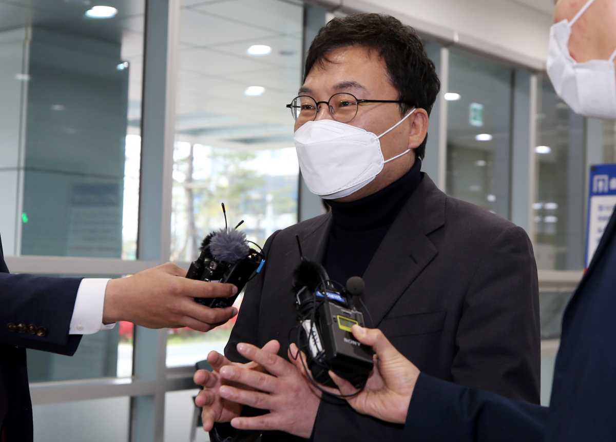 ▲특정경제범죄가중처벌법 위반(배임·횡령), 업무상 횡령, 정당법 위반 등 혐의로 구속영장이 청구된 무소속 이상직 의원이 지난 16일 전북 전주지방법원에서 공판을 마치고 나와 취재진의 질문에 답하고 있다. (연합뉴스)