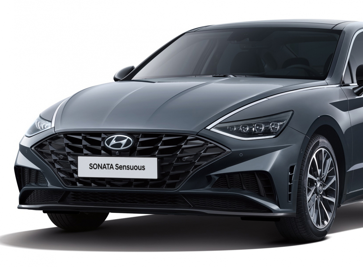 ▲2021년형 쏘나타 센슈어스의 모습. 과거 직렬 4기통 1.6리터 터보 엔진을 얹은 고성능 모델에만 국한했던 '센슈어스'라는 서브 네임을 가솔린 2.0까지 확대했다. 동시에 공격적인 디자인 터치도 고스란히 이어받아 한결 남성적이고 과격한 모습으로 거듭났다. (사진제공=현대차)