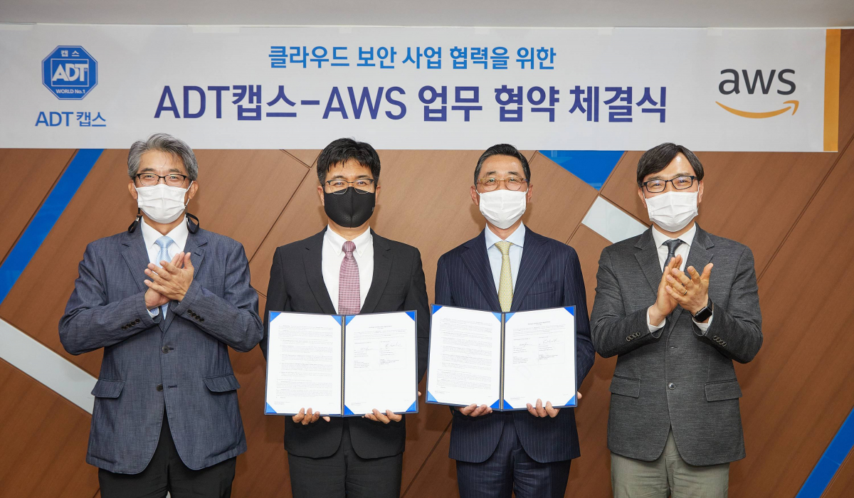 ▲20일 ADT캡스와 AWS가 서울 삼성동 사옥에서 클라우드 보안 사업 협력을 위한 전략적 협력 협약을 체결했다. ADT캡스 박진효 대표(왼쪽에서 두 번째), 김병무 본부장(왼쪽에서 첫 번째), AWS코리아 함기호 대표(오른쪽에서 두 번째), 전재규 상무(오른쪽에서 첫 번째)가 업무 협약 체결식을 마치고 기념 촬영을 하고 있다. (사진제공=ADT캡스)