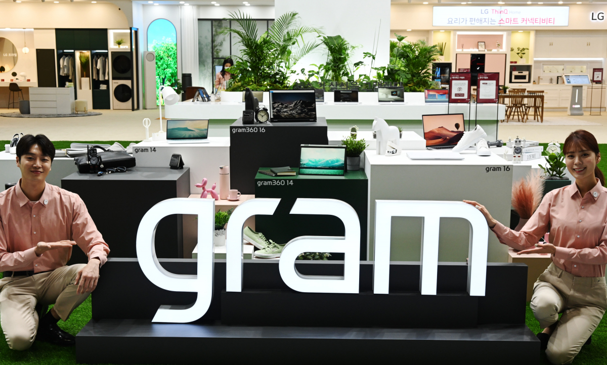 ▲LG전자가 21일부터 사흘간 서울 삼성동 코엑스에서 열리는 월드IT쇼 2021에 참가해 차별화된 기술과 디자인을 선보인다. LG전자는 올해 기존 14·15.6·17형 크기에 이어 16형 모델인 그램 16을 새롭게 선보였다. 모델들이 초경량 대화면 노트북 LG 그램 2021년형 풀 라인업을 소개하고 있다. (사진제공=LG전자)