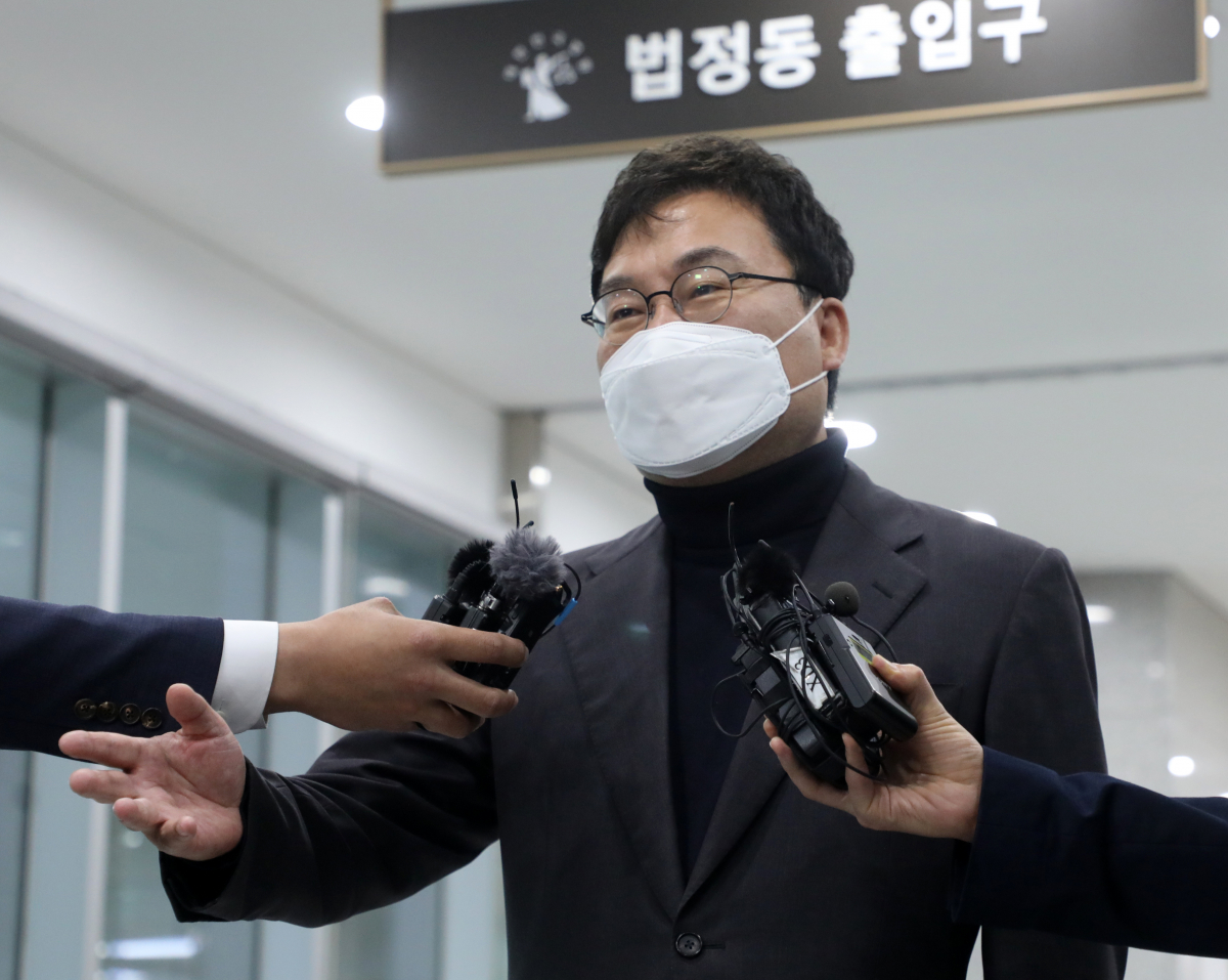 ▲16일 전북 전주시 전주지방법원에서 특정경제범죄가중처벌법 위반과 업무상 횡령, 정당법 위반 등의 혐의로 재판을 받은 이상직 의원이 공판을 마치고 기자들의 질의에 답변하고 있다.  (뉴시스)