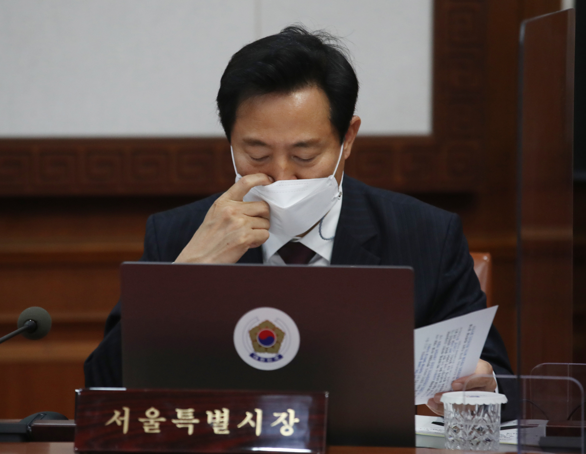 ▲오세훈 서울시장이 20일 서울 종로구 정부서울청사에서 열린 국무회의에 참석해 자료를 보고 있다.  (뉴시스)