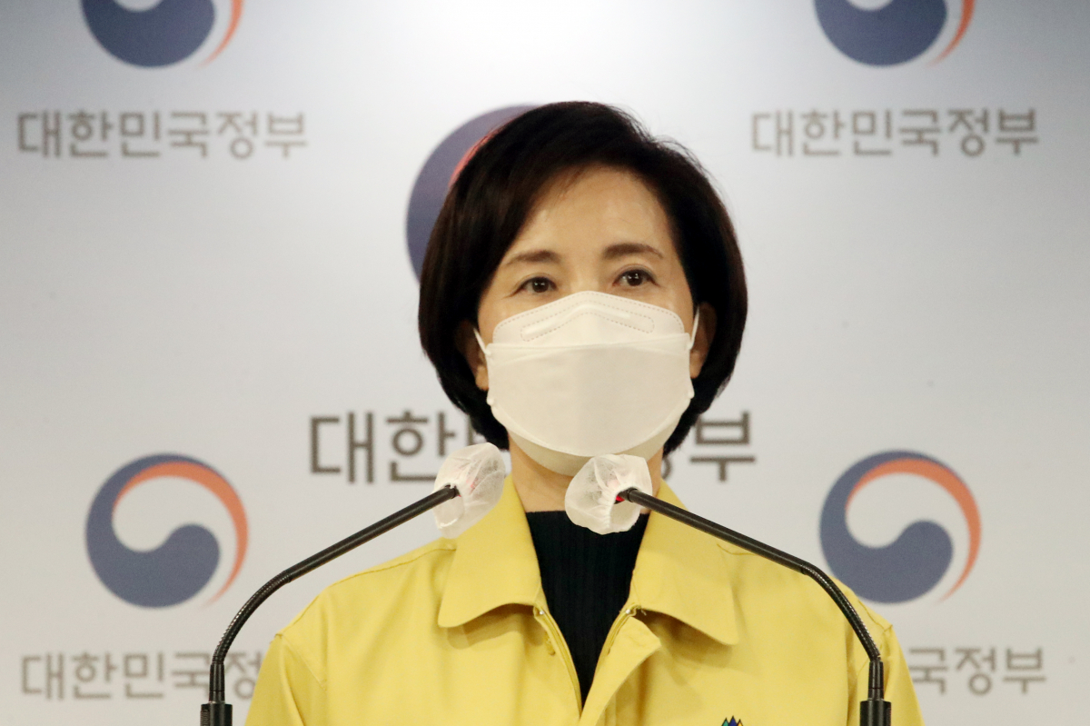 ▲유은혜 사회부총리 겸 교육부 장관이 21일 오전 서울 종로구 정부서울청사 합동브리핑실에서 '전국 학교 학원 코로나19 방역대응 강화 조치' 발표를 하고 있다.  (뉴시스)