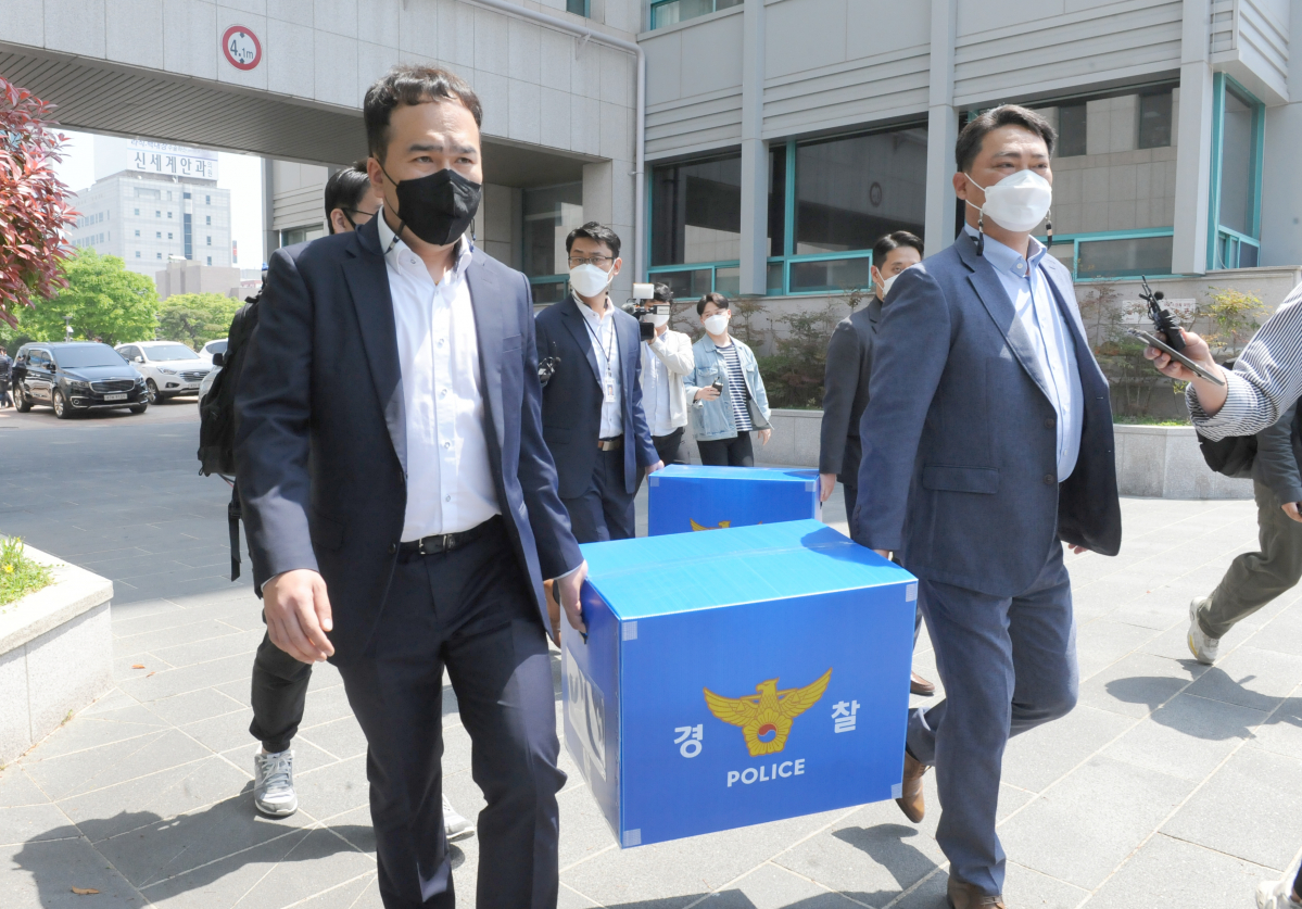 ▲울산경찰청 반부패경제범죄수사대원들이 21일 오후 송병기 전 울산시 경제부시장의 부동산 투기 의혹과 관련해 울산시청에 대해 압수수색을 마친 뒤 압수품이 담긴 박스를 들고 시청을 나서고 있다. (뉴시스)