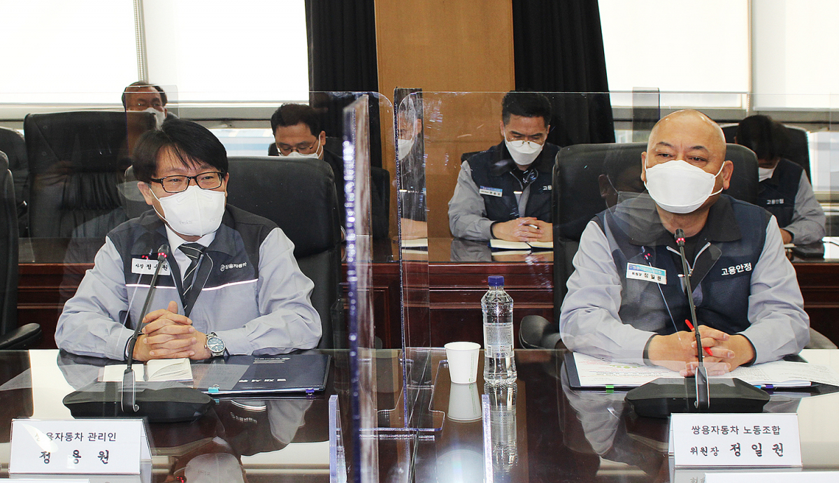 ▲쌍용자동차 정용원 법정관리인(사진 왼쪽)과 정일권 노동조합 위원장이 21일 쌍용차 평택공장에서 개최된 ‘쌍용차 기업회생절차 개시에 따른 조기정상화 노사민정 협력회의’에서 모두 발언을 하고 있다.  (사진제공=쌍용차)