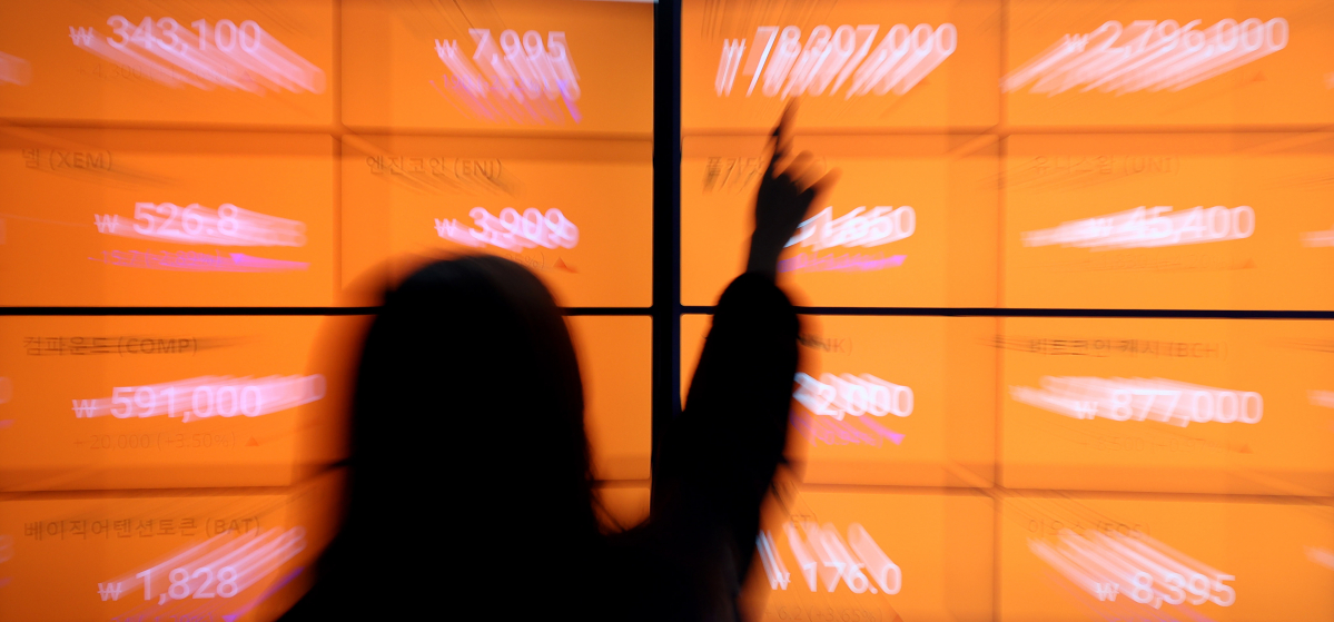 ▲13일 오후 서울에 위치한 국내 가상화폐 거래소 빗썸 강남센터 시세 전광판에 비트코인을 비롯한 가상화폐의 시세들이 표시되어 있다. (연합뉴스)