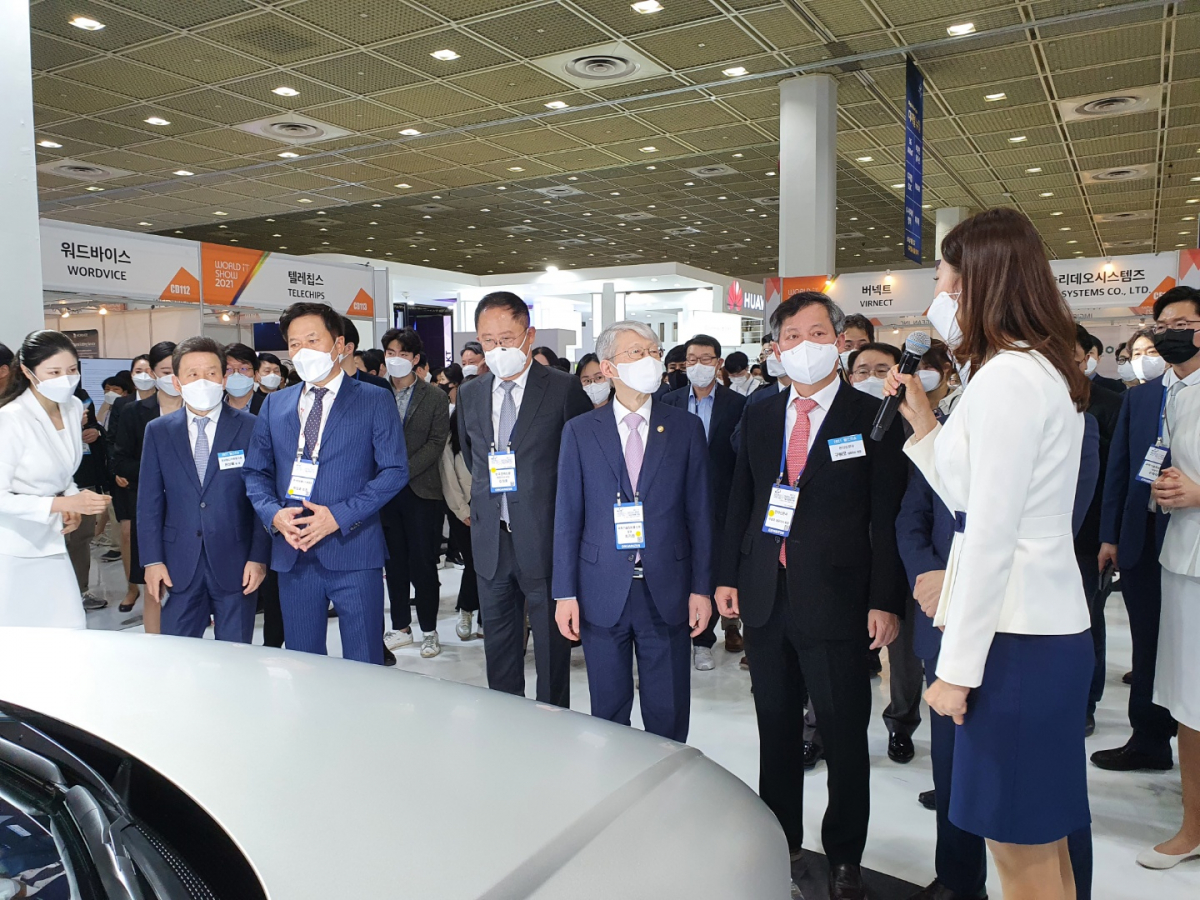 ▲최기영 과기정통부 장관(오른쪽 세번째)을 비롯한 내빈들이 월드IT쇼 2021 개막식 이후 부스를 찾아 신기술에 대한 설명을 듣고 있다.  (조성준 기자 tiatio@)