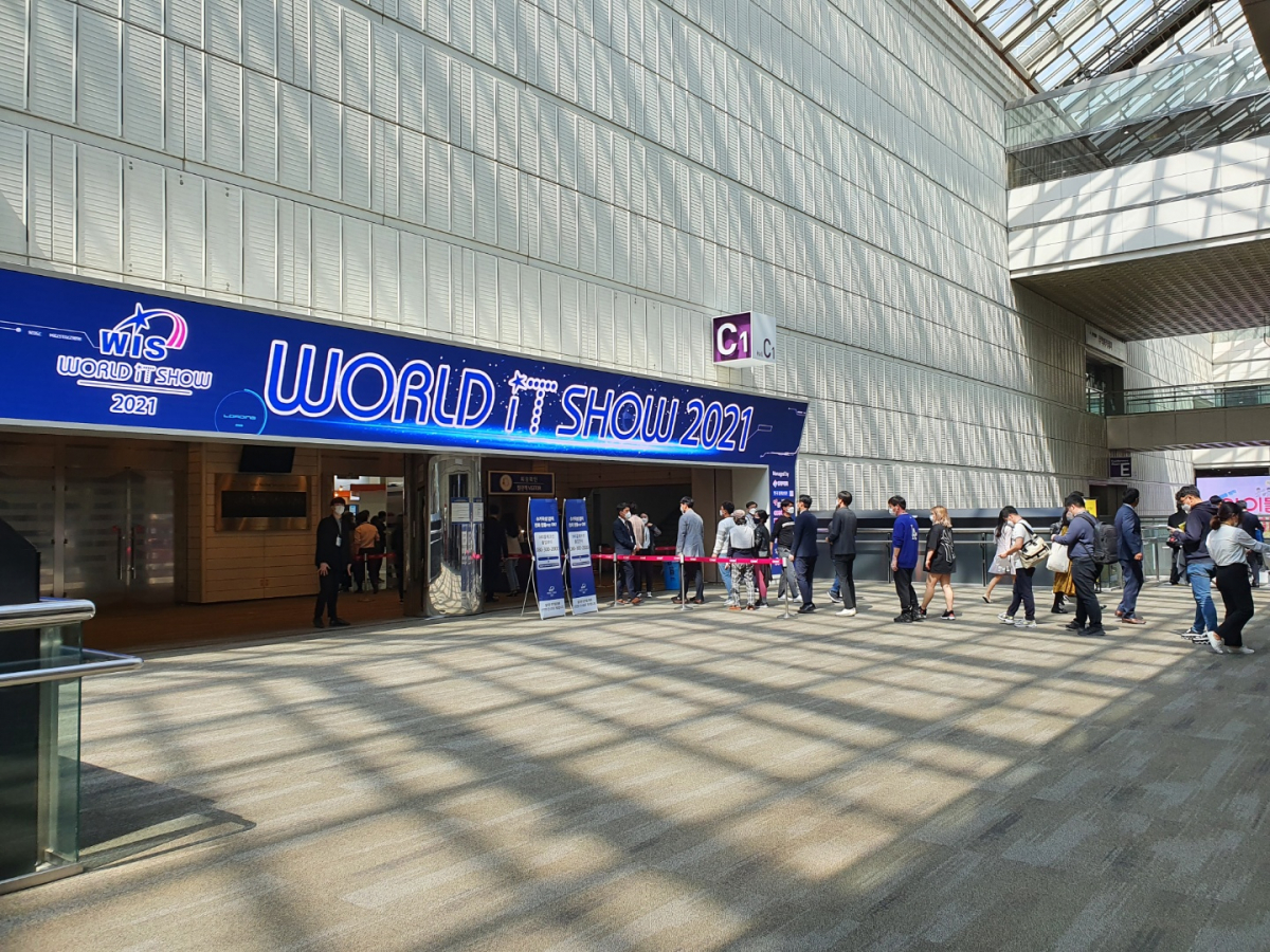 ▲길게 줄을 서 개인별 체온측정을 한 뒤 입장할 수 있다. (조성준 기자 tiatio@)