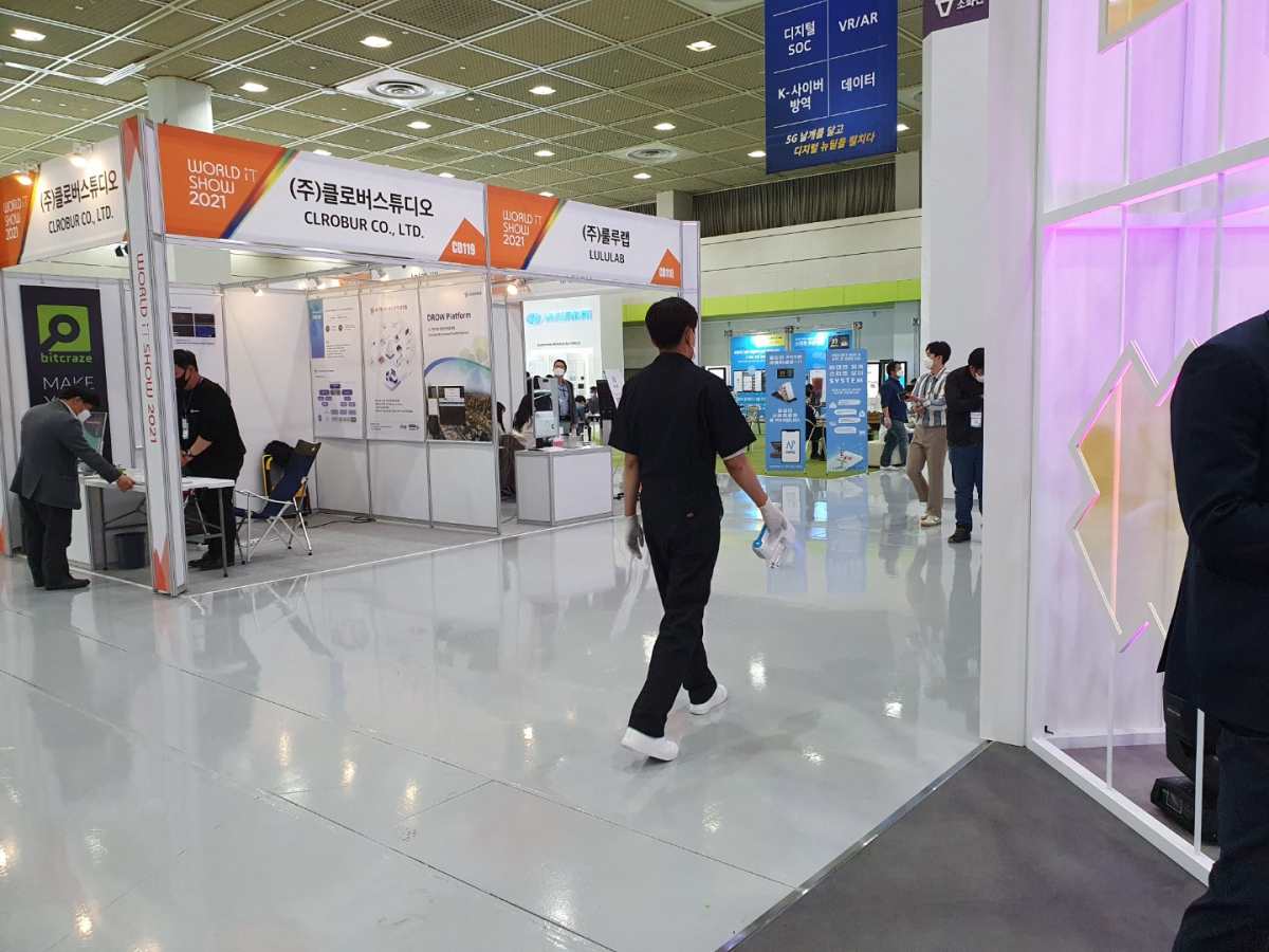 ▲전시장 내부에서는 방역스탭이 수시로 소독하는 모습을 볼 수 있다. (조성준 기자 tiatio@)