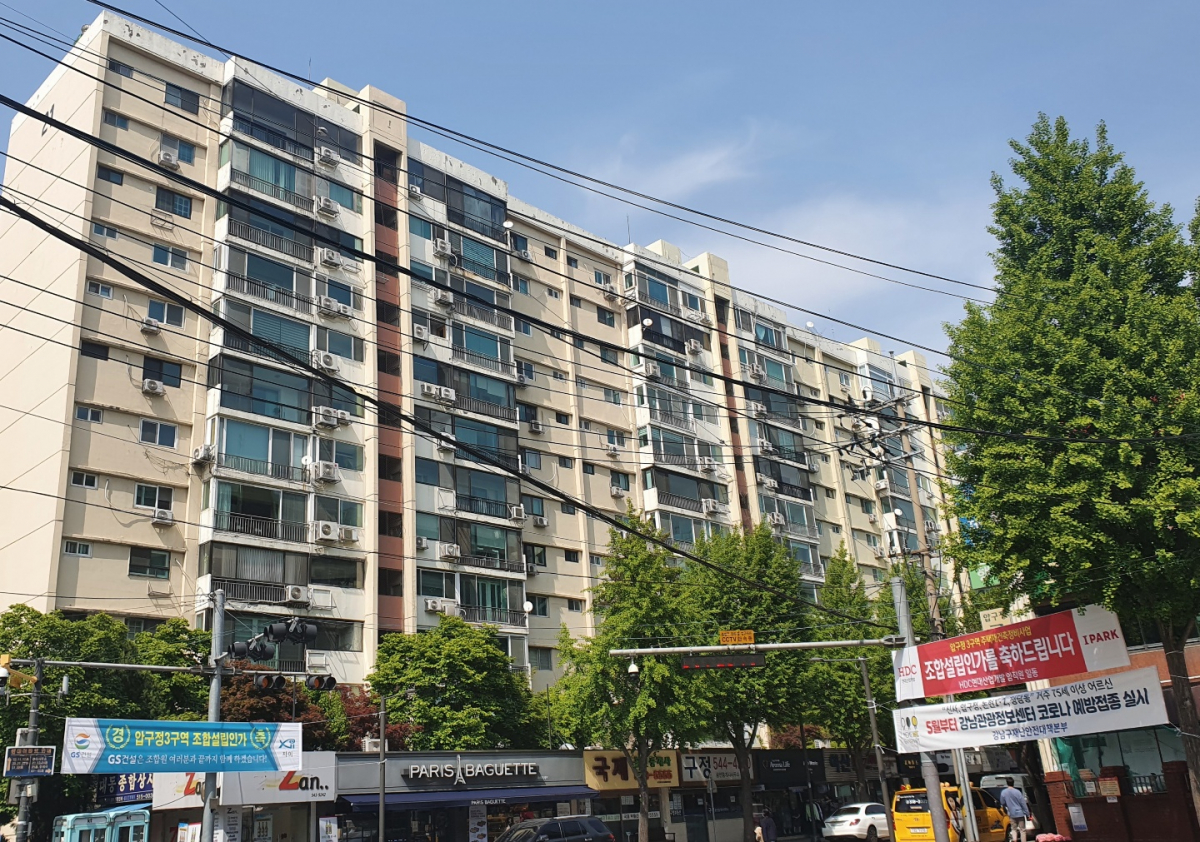 ▲오세훈 서울시장 당선으로 서울 재건축 시장이 일제히 들썩이는 분위기다. 서울 강남구 압구정동 현대1차 아파트 전경. (이동욱 기자 toto@)