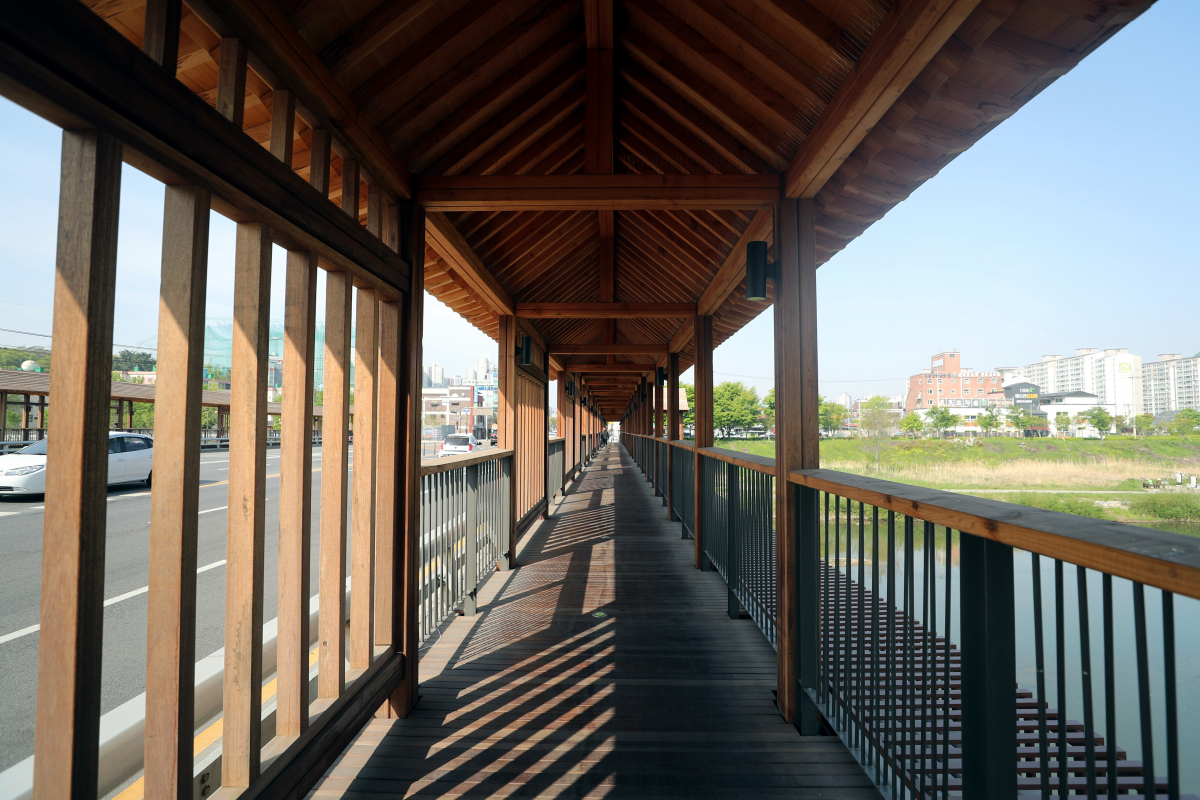 ▲21일 전북 전주시 완산구에 있는 우림교를 한 시민이 걷고 있다. (연합뉴스)