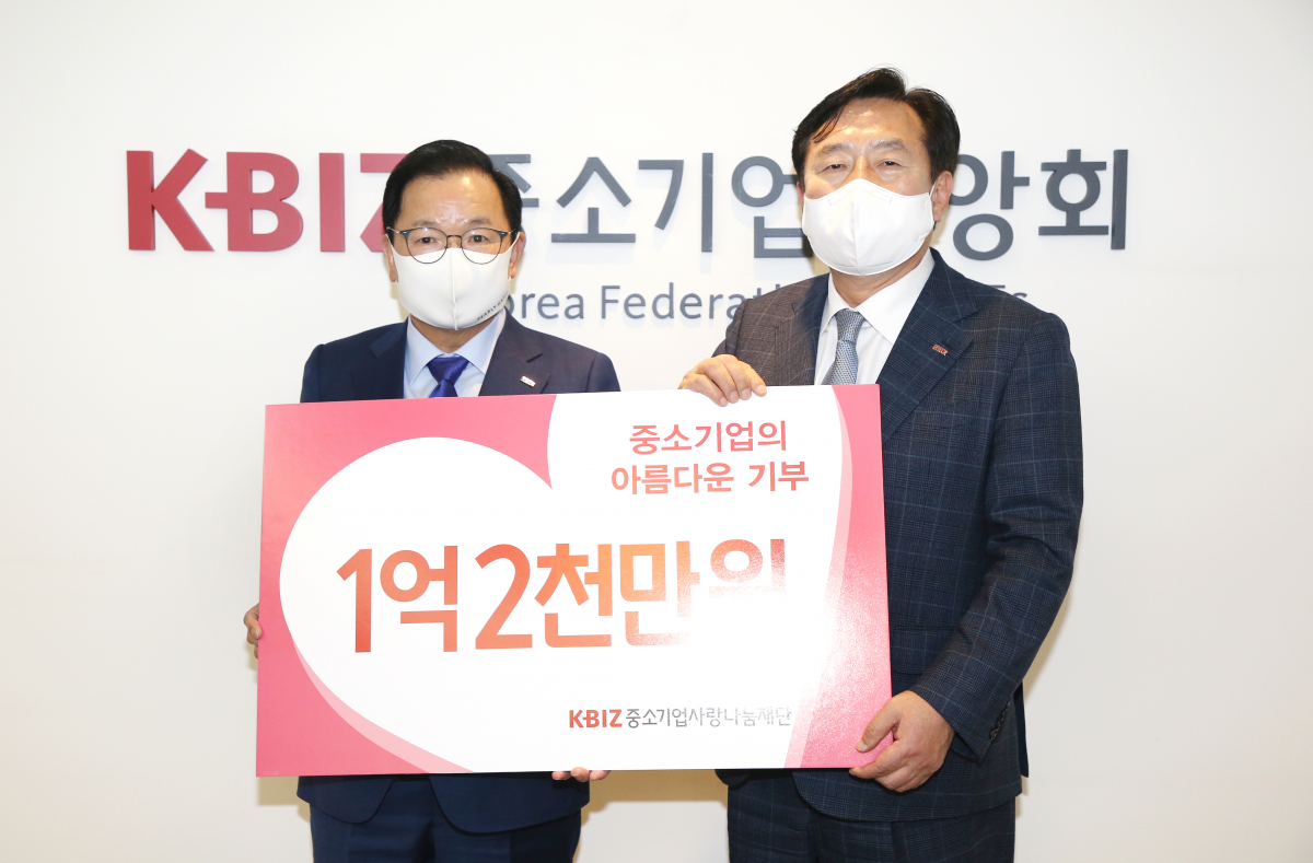 ▲주대철 한국방송통신산업협동조합 이사장(왼쪽)과 김기문 중기중앙회장이 21일 기념 촬영을 하고 있다. (사진제공=중소기업사랑나눔재단)