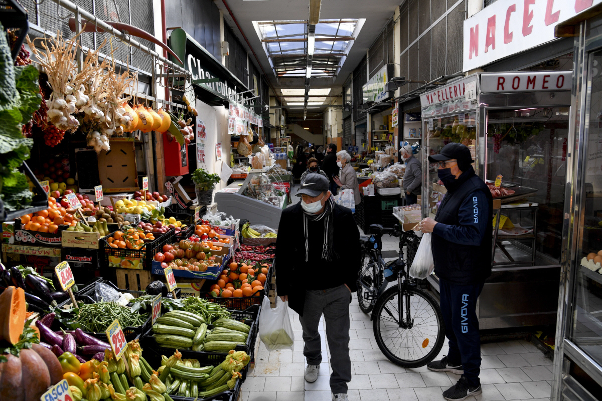 ▲이탈리아 나폴리 토메로 지역에 위치한 시장에서 마스크를 쓴 사람들이 장을 보고 있다. 나폴리/EPA연합뉴스