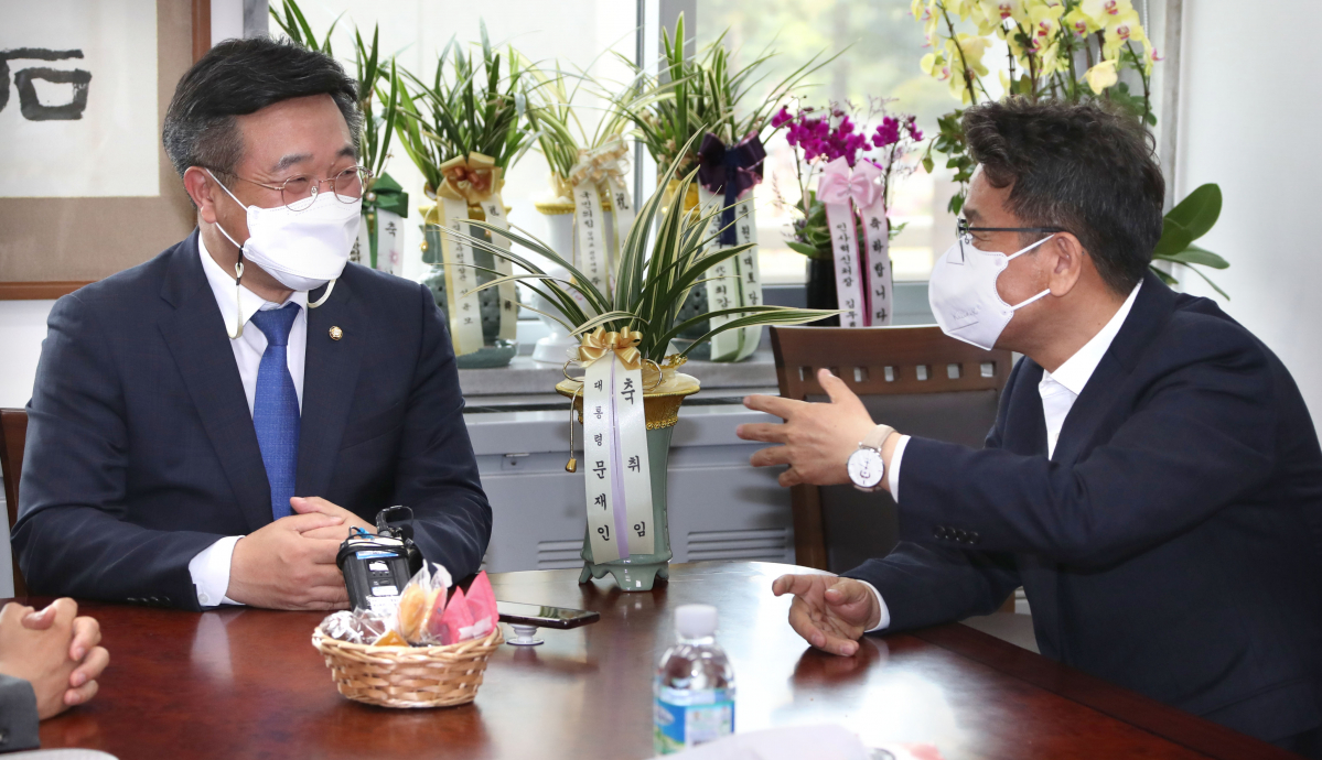 ▲더불어민주당 윤호중 비상대책위원장 겸 원내대표(왼쪽)가 21일 서울 여의도 국회에서 이철희 청와대 정무수석과 대화하고 있다.  (연합뉴스)