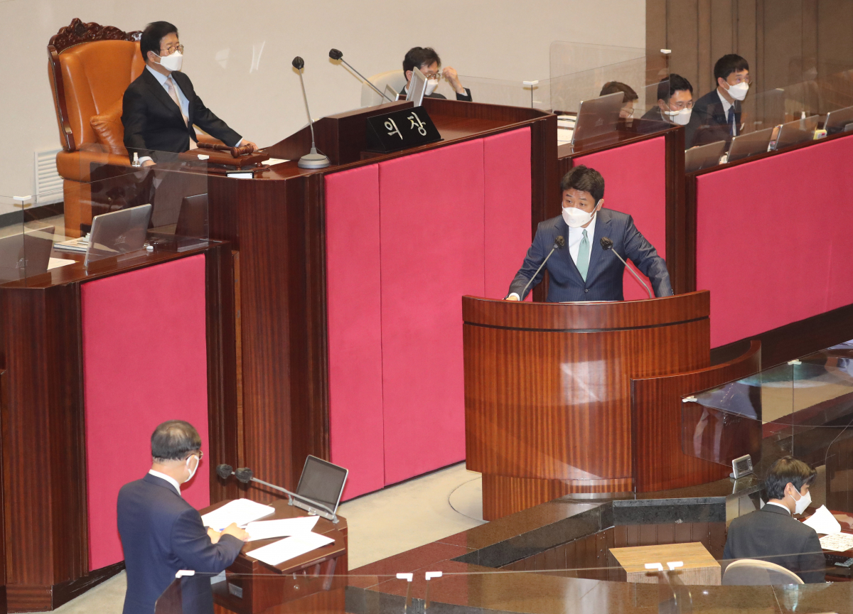 ▲유의동 국민의힘 의원이 21일 서울 여의도 국회 본회의에서 진행된 교육·사회·문화 분야 대정부질문에서 홍남기 국무총리 직무대행에게 질문하고 있다. (연합뉴스)