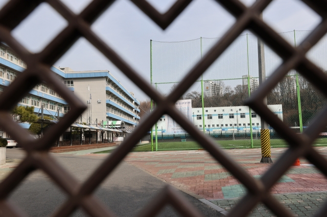▲지난 달 7일 코로나19 확진자가 발생한 서울 강동구의 A 고등학교의 문이 닫혀 있다. (연합뉴스)