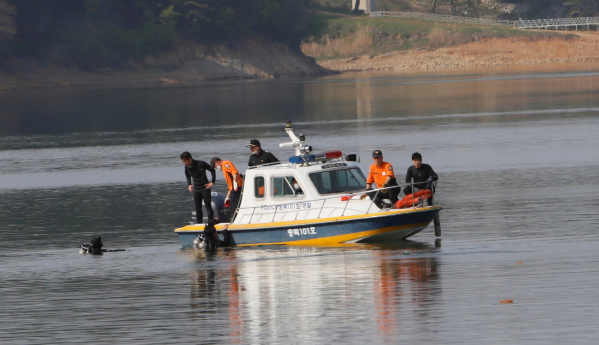 ▲산불진화 중 대청호로 추락한 헬기 (뉴시스)