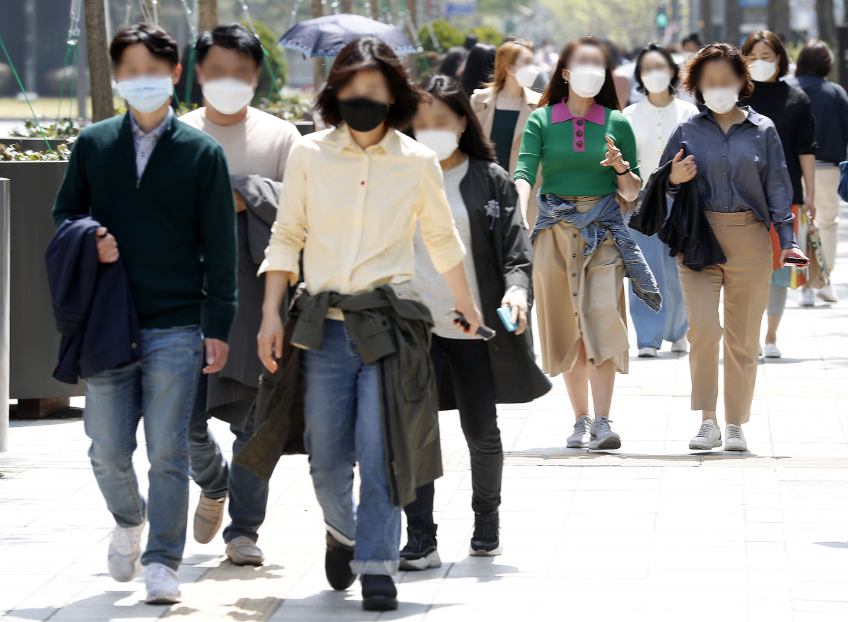 ▲서울 낮 최고 기온이 28도로 무더운 날씨를 보인 21일 서울 중구 청계광장 인근에서 겉옷을 들거나 허리에 두른 채 발걸음을 옮기고 있다.  (뉴시스)