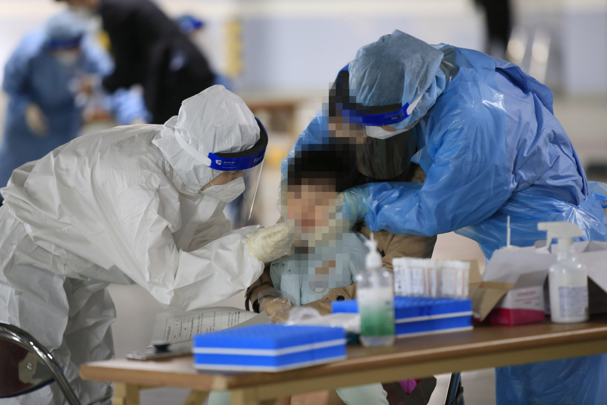 ▲광주 남구 한 대형교회에 임시 선별진료소가 차려져 교인들을 상대로 코로나19 진단검사를 하고 있다.  (연합뉴스)