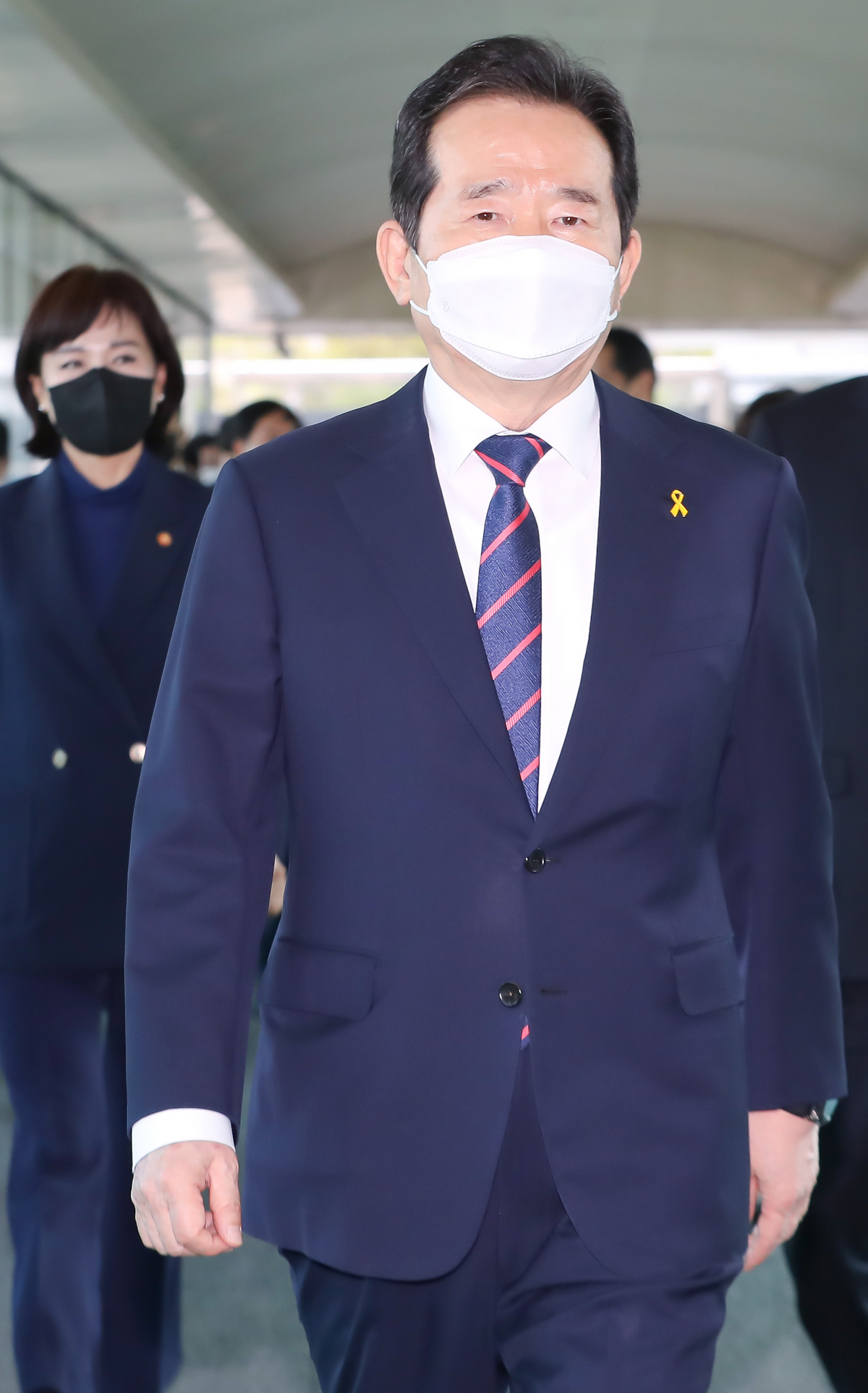 ▲16일 정세균 전 국무총리가 서울 종로구 정부서울청사에서 이임식을 마치고 직원들과 본관으로 이동하고 있다. (공동취재사진단)