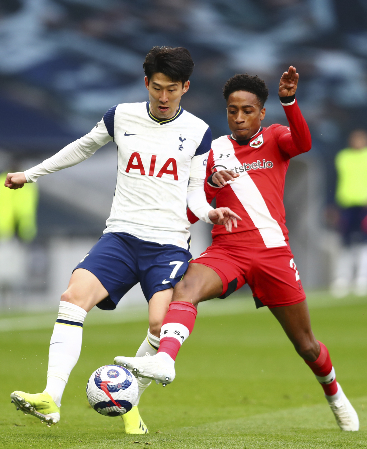 ▲22일(한국) 영국 런던의 토트넘 핫스퍼 스타디움에서 열린 사우샘프턴과의 2020~2021 EPL 순연 29라운드에서 손흥민(왼쪽)이 경기 막판 페널티킥으로 결승골을 터뜨리며 토트넘의 2-1 승리를 이끌었다. (런던=AP/뉴시스)