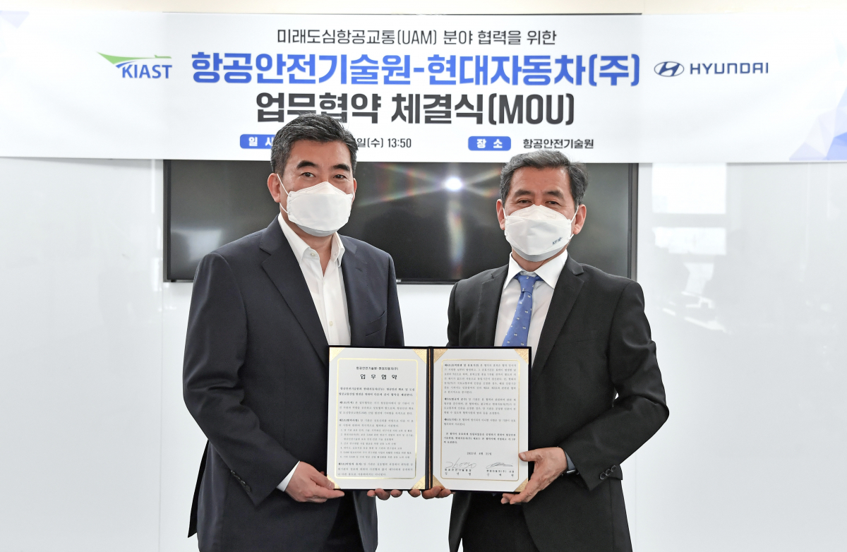 ▲현대차가 도심항공교통 활성화 및 생태계 조성을 위해 국토부 산하 항공안전기술원과과 업무협약을 맺었다. 사진 왼쪽부터 체결식에 나선 신재원 현대차 UAM사업부 사장, 김연명 항공안전기술원장의 모습.  (사진제공=현대차)