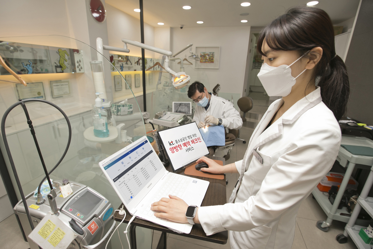 ▲병원에서 예약환자들의 방문의사를 ‘양방향 예약확인 메시지’로 확인하고 시간에 맞춰 진료하고 있다. (사진제공=KT)
